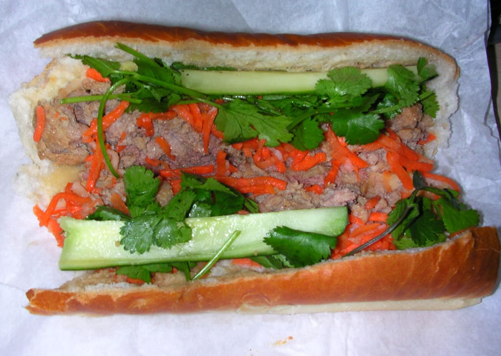 Ổ bánh mì Việt Nam nhân xíu mại
